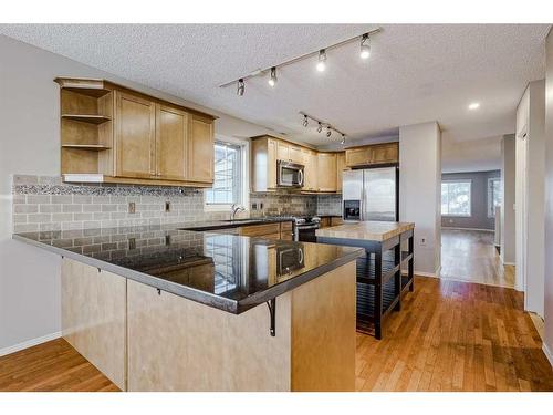 425 15 Street Nw, Calgary, AB - Indoor Photo Showing Kitchen