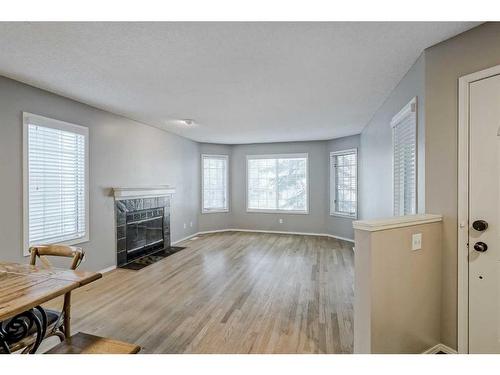 425 15 Street Nw, Calgary, AB - Indoor With Fireplace