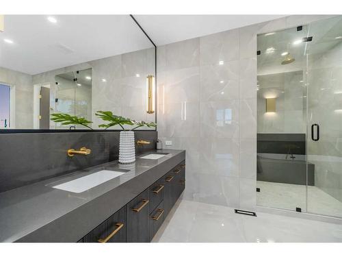 216 13 Street Ne, Calgary, AB - Indoor Photo Showing Bathroom