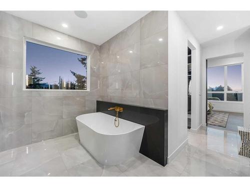 216 13 Street Ne, Calgary, AB - Indoor Photo Showing Bathroom