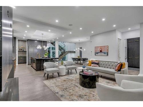 216 13 Street Ne, Calgary, AB - Indoor Photo Showing Living Room