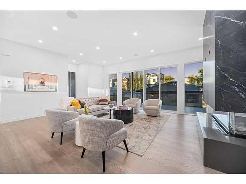 216 13 Street Ne, Calgary, AB - Indoor Photo Showing Living Room