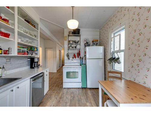 910 5 Street Nw, Calgary, AB - Indoor Photo Showing Kitchen