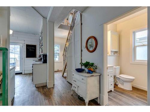 910 5 Street Nw, Calgary, AB - Indoor Photo Showing Bathroom