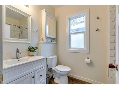 910 5 Street Nw, Calgary, AB - Indoor Photo Showing Bathroom