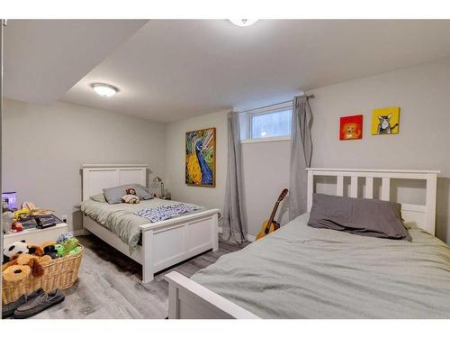 910 5 Street Nw, Calgary, AB - Indoor Photo Showing Bedroom