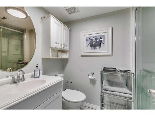 910 5 Street Nw, Calgary, AB - Indoor Photo Showing Bathroom