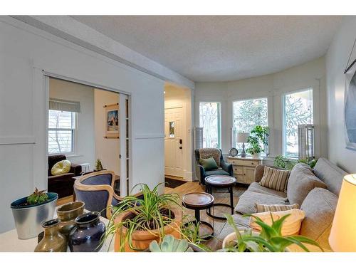 910 5 Street Nw, Calgary, AB - Indoor Photo Showing Living Room