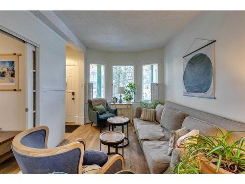 910 5 Street Nw, Calgary, AB - Indoor Photo Showing Living Room