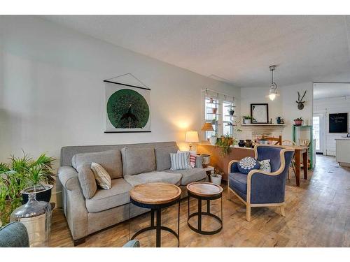 910 5 Street Nw, Calgary, AB - Indoor Photo Showing Living Room