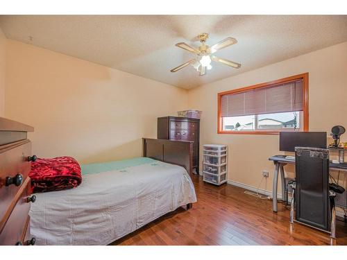 39 Erin Circle Se, Calgary, AB - Indoor Photo Showing Bedroom