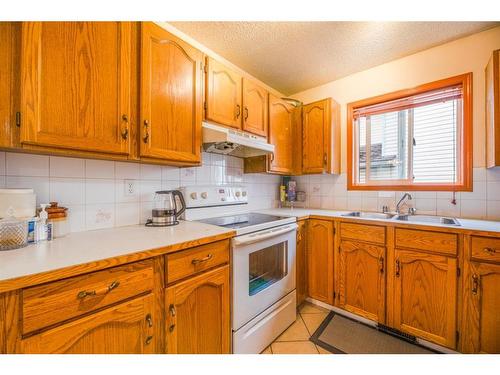 39 Erin Circle Se, Calgary, AB - Indoor Photo Showing Kitchen With Double Sink