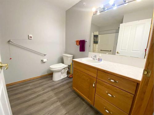 104-5600 Sunrise Crescent, Olds, AB - Indoor Photo Showing Bathroom