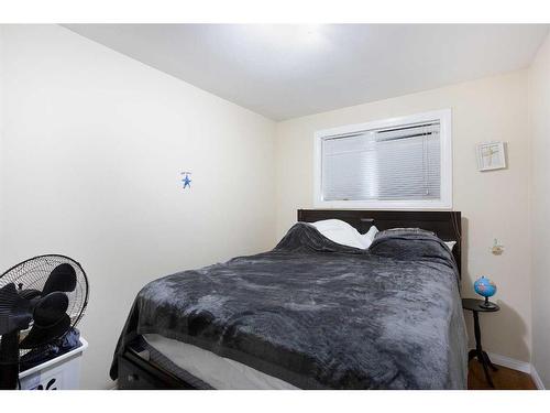 2040 47 Street Se, Calgary, AB - Indoor Photo Showing Bedroom