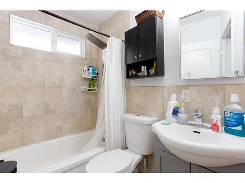 2040 47 Street Se, Calgary, AB - Indoor Photo Showing Bathroom