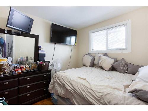 2040 47 Street Se, Calgary, AB - Indoor Photo Showing Bedroom