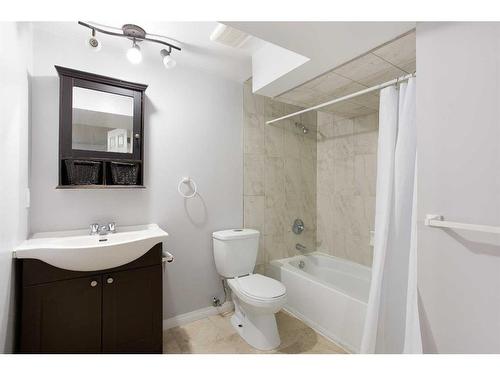 2040 47 Street Se, Calgary, AB - Indoor Photo Showing Bathroom