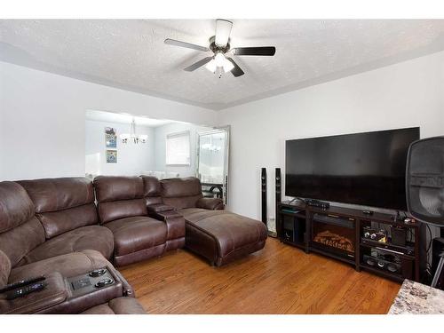 2040 47 Street Se, Calgary, AB - Indoor Photo Showing Living Room