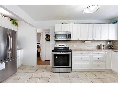 2040 47 Street Se, Calgary, AB - Indoor Photo Showing Kitchen