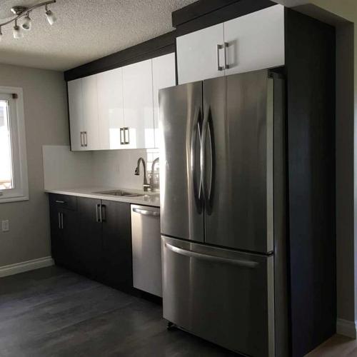 915 23 Avenue Nw, Calgary, AB - Indoor Photo Showing Kitchen