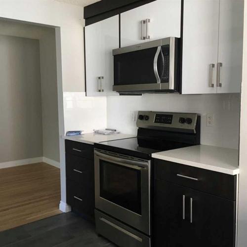 915 23 Avenue Nw, Calgary, AB - Indoor Photo Showing Kitchen