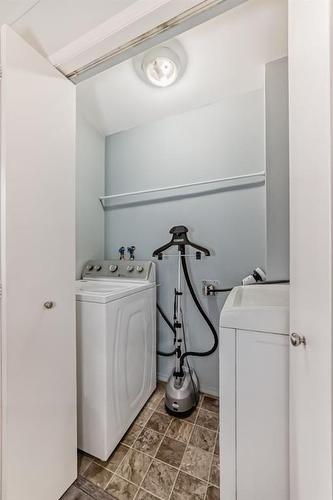 412-1410 2 Street Sw, Calgary, AB - Indoor Photo Showing Laundry Room