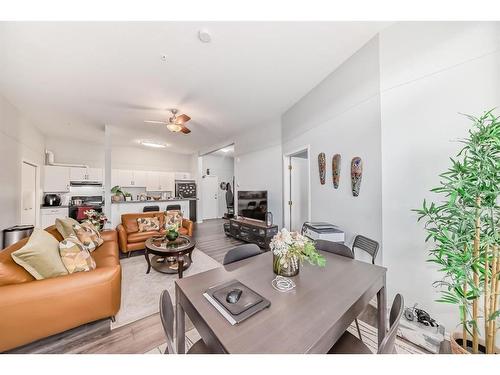 412-1410 2 Street Sw, Calgary, AB - Indoor Photo Showing Living Room