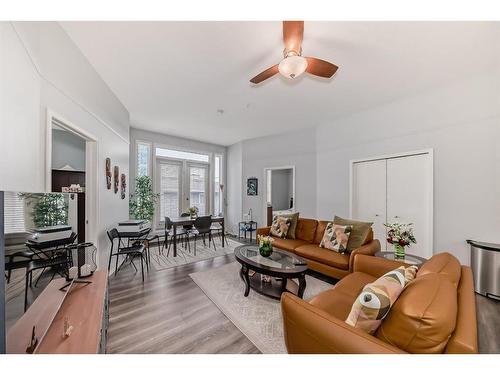 412-1410 2 Street Sw, Calgary, AB - Indoor Photo Showing Living Room