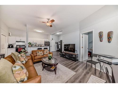 412-1410 2 Street Sw, Calgary, AB - Indoor Photo Showing Living Room