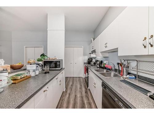 412-1410 2 Street Sw, Calgary, AB - Indoor Photo Showing Kitchen With Double Sink