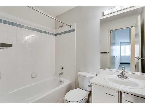 2612-3400 Edenwold Heights Nw, Calgary, AB - Indoor Photo Showing Bathroom