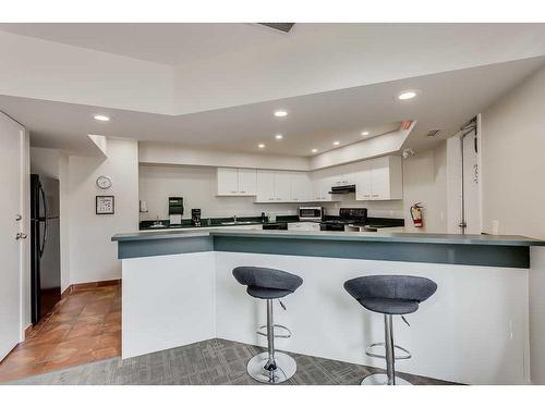 2612-3400 Edenwold Heights Nw, Calgary, AB - Indoor Photo Showing Kitchen