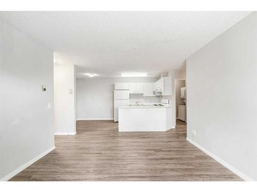 2821-3400 Edenwold Heights Nw, Calgary, AB - Indoor Photo Showing Kitchen