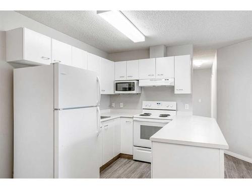 2821-3400 Edenwold Heights Nw, Calgary, AB - Indoor Photo Showing Kitchen