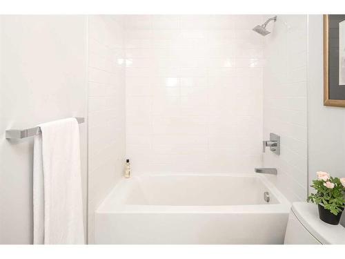 1208-80 Greenbriar Place Nw, Calgary, AB - Indoor Photo Showing Bathroom