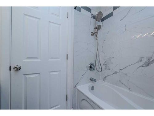 86-3029 Rundleson Road Ne, Calgary, AB - Indoor Photo Showing Bathroom