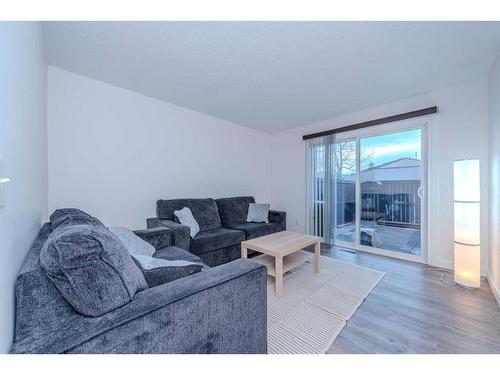 86-3029 Rundleson Road Ne, Calgary, AB - Indoor Photo Showing Living Room