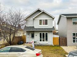 95 Castlegreen Close NE Calgary, AB T3J 1Y6