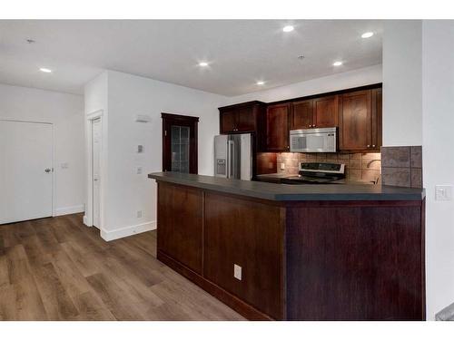 21-2040 35 Avenue Sw, Calgary, AB - Indoor Photo Showing Kitchen