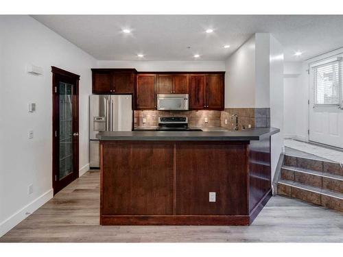 21-2040 35 Avenue Sw, Calgary, AB - Indoor Photo Showing Kitchen