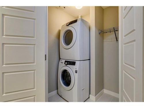 910-225 11 Avenue Se, Calgary, AB - Indoor Photo Showing Laundry Room