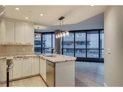 910-225 11 Avenue Se, Calgary, AB - Indoor Photo Showing Kitchen With Upgraded Kitchen