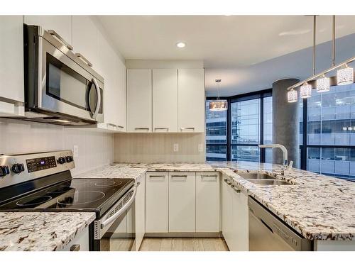 910-225 11 Avenue Se, Calgary, AB - Indoor Photo Showing Kitchen With Double Sink With Upgraded Kitchen