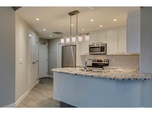 910-225 11 Avenue Se, Calgary, AB - Indoor Photo Showing Kitchen With Upgraded Kitchen