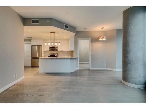 910-225 11 Avenue Se, Calgary, AB - Indoor Photo Showing Kitchen With Upgraded Kitchen