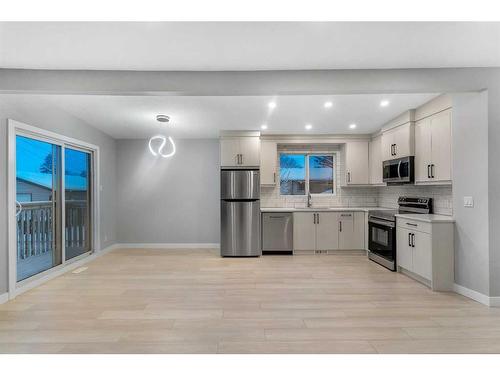 3443 35 Avenue Se, Calgary, AB - Indoor Photo Showing Kitchen