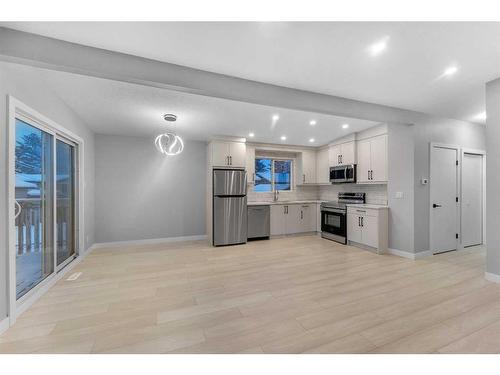 3443 35 Avenue Se, Calgary, AB - Indoor Photo Showing Kitchen