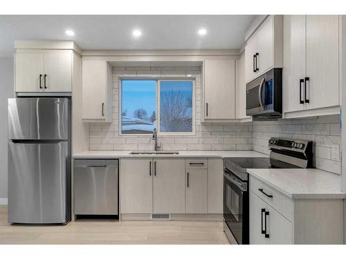 3443 35 Avenue Se, Calgary, AB - Indoor Photo Showing Kitchen With Upgraded Kitchen