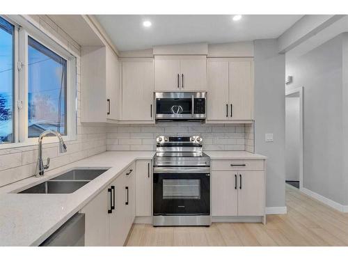 3443 35 Avenue Se, Calgary, AB - Indoor Photo Showing Kitchen With Double Sink