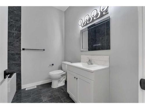 3443 35 Avenue Se, Calgary, AB - Indoor Photo Showing Bathroom